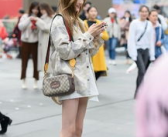 白头发小姐姐街拍图片,演绎不羁个性魅力