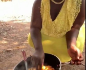 小姐姐负责杀鸡,烹饪艺术的传承与创新